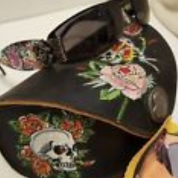 Ed Hardy Black VINTAGE Women's Sunglasses! - Picture 9 of 16